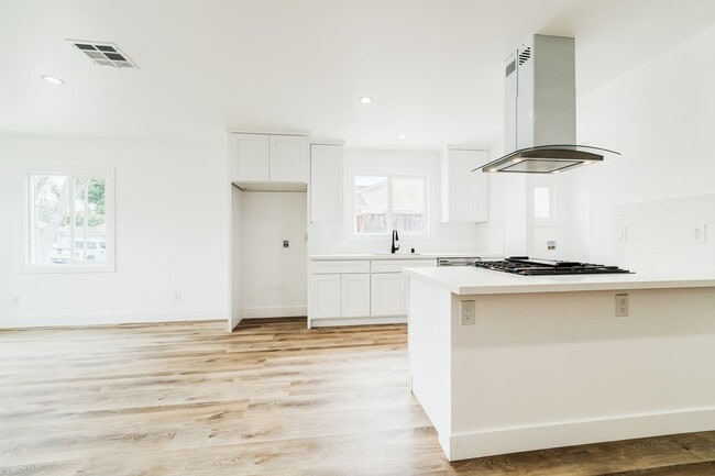 Building Photo - 7020 Schroll St