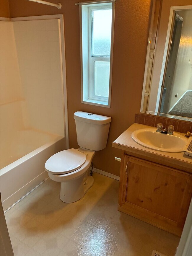 Building Photo - Country living, close to town!!!