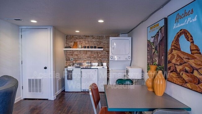 Building Photo - 20 Freedom Blvd 200 W