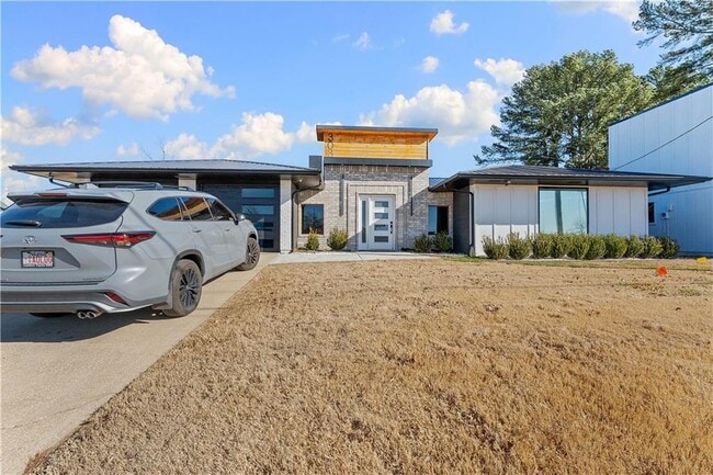 Building Photo - 303 S Promenade Blvd