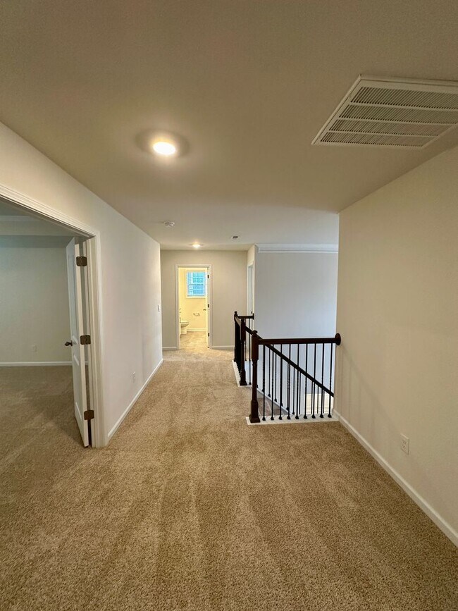 Building Photo - Beautiful 4BR/3BA Home in Falls Cove @ Lak...