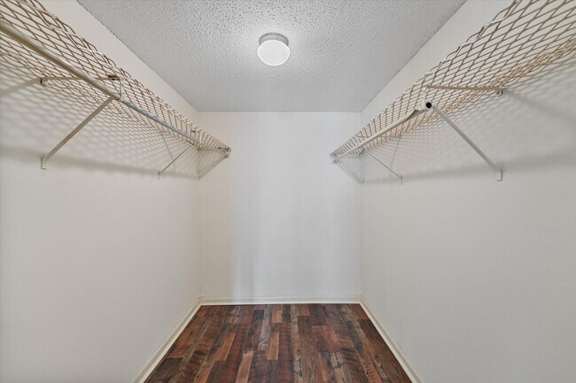 Building Photo - 719 Lori Dr