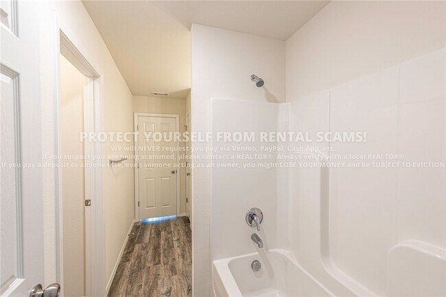 Building Photo - 916 E Bunting St