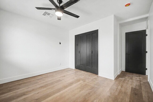 Building Photo - Tempe 5 bedroom 3 bath with pool and HUGE yard