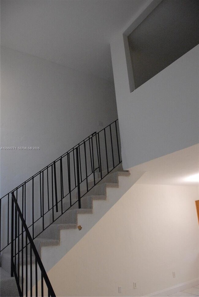 Building Photo - 10907 N Kendall Dr