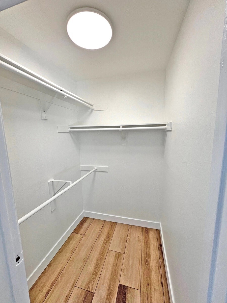 Building Photo - 15507 Moorpark St