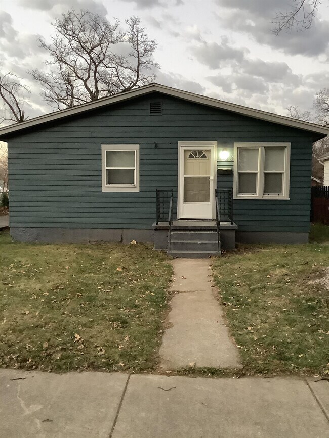 Primary Photo - 1728 E Clay St