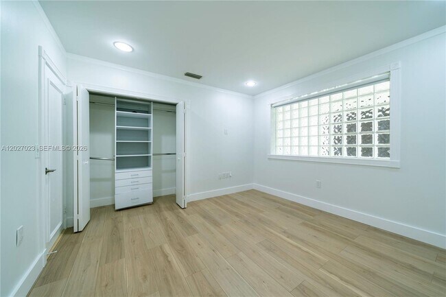 Building Photo - 9835 W Broadview Dr