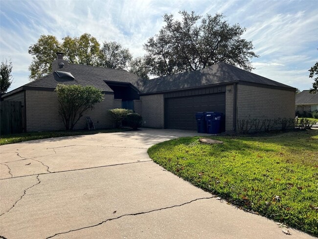 Primary Photo - 15115 Corona Del Mar Dr
