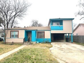 Building Photo - PRE-LEASING FOR FALL: Check out this Renov...