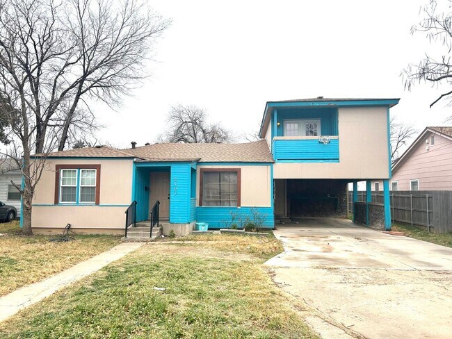 Primary Photo - PRE-LEASING FOR FALL: Check out this Renov...