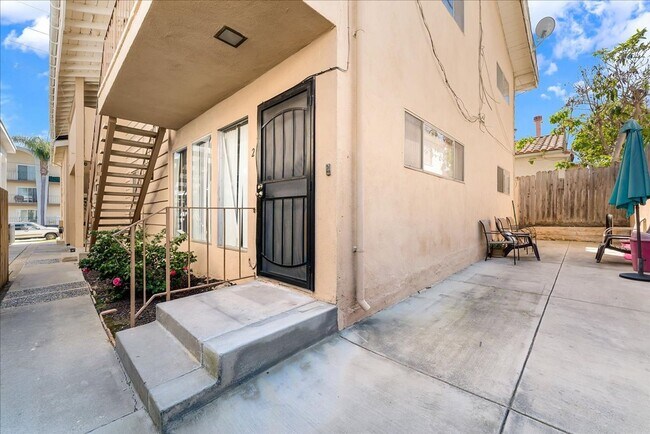 Building Photo - 517 Ximeno Ave