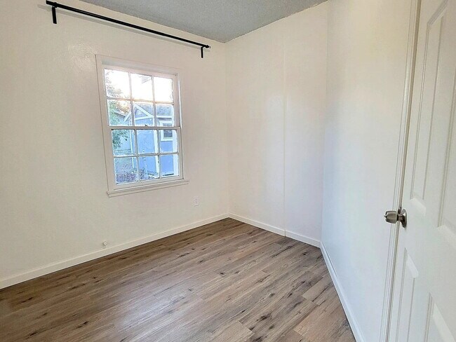 Building Photo - Nice and comfortable home