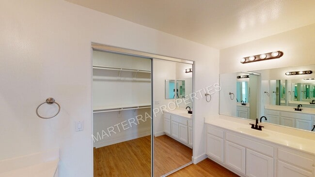 Building Photo - Beautiful 3 Bedroom Home