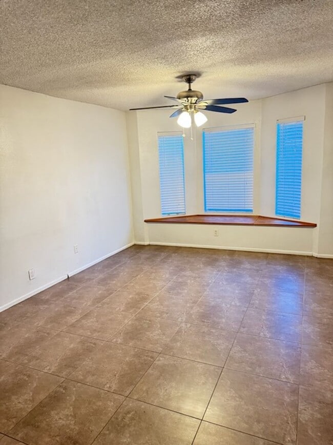 Building Photo - 2 bedroom townhome in Phoenix