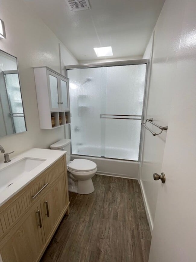 Building Photo - Spacious 2 Bedroom Unit in Huntington Beach