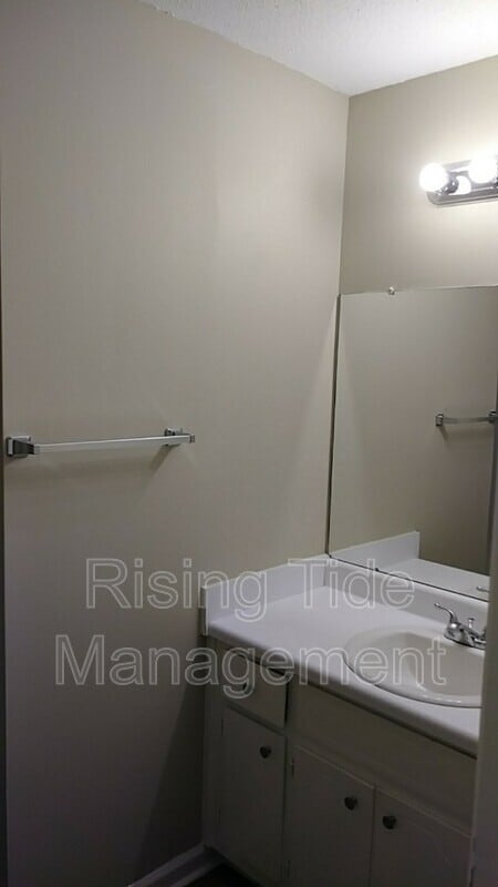 Building Photo - 3130 Sleepy Hollow Dr