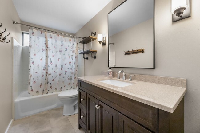 Building Photo - University Place 4 Bed/3 Bath