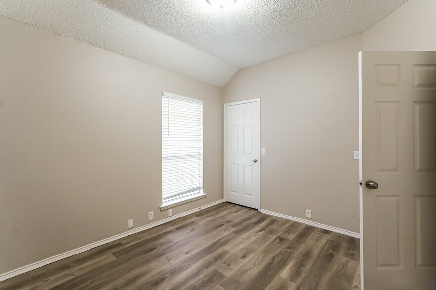 Building Photo - 4612 Parkmount Dr