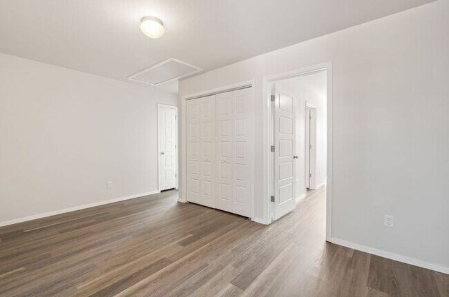 Building Photo - Discover Modern Living | Comfortable 3 Bedroom, 2.5 Bath Home with Upstairs Loft in Farmington