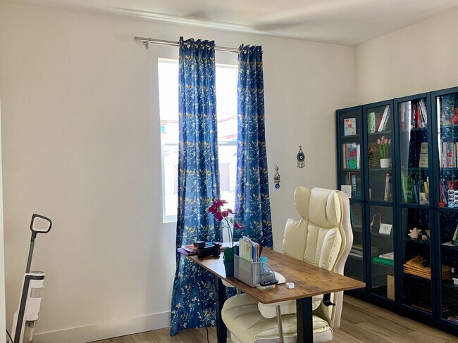 Building Photo - 4 Bedroom Home in Hollister with 3 Full Bathrooms and Central A/C