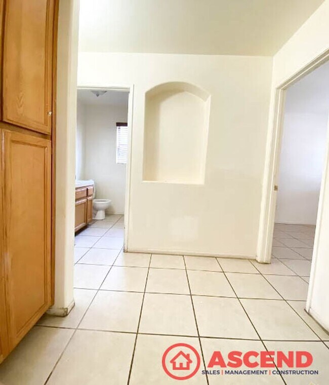 Building Photo - 3 Bedroom 2 Bath House in SE Bakersfield - Apply Today!
