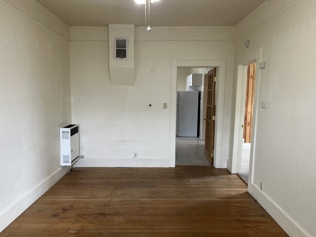 Building Photo - 570 Silver St