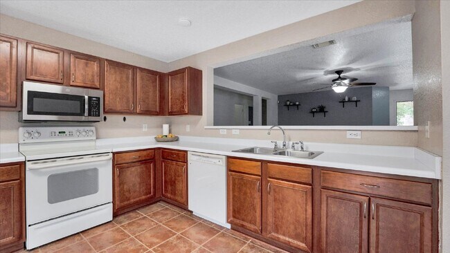 Building Photo - "Charming 3-Bedroom Home with 2 Full Baths in New Braunfels – 1,425 Sq Ft of Comfort on Cherokee ...