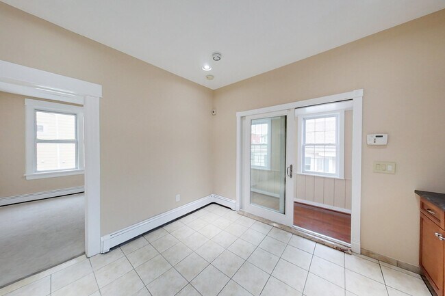 Building Photo - 42 Planten Ave