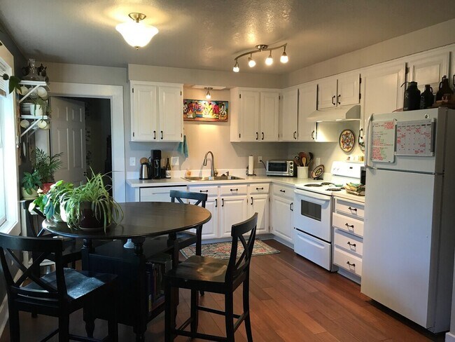 Kitchen / Dining Area - 2097 NW Deschutes Pl