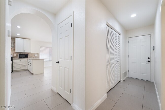 Building Photo - 9216 Sun Rose Ave