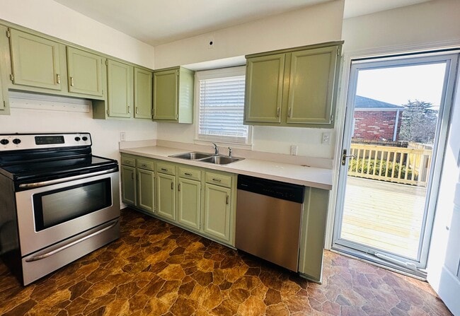 Building Photo - Spacious and stylish home in a prime Louisville location!-Ask about our Long-Term Leasing Specials!