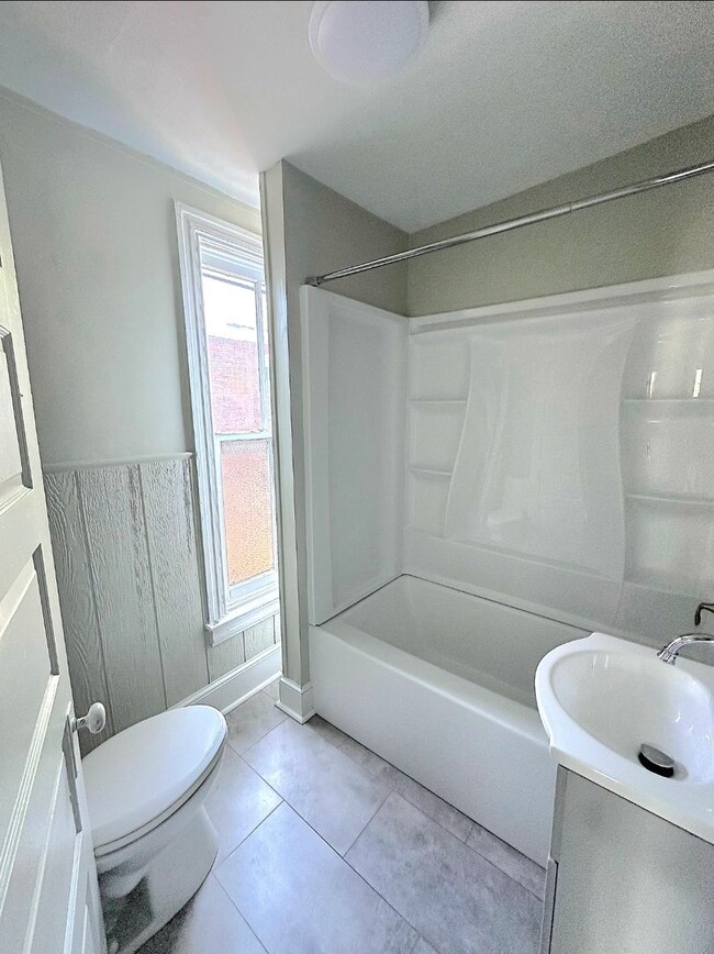 Building Photo - Large 2 bedroom House for Rent