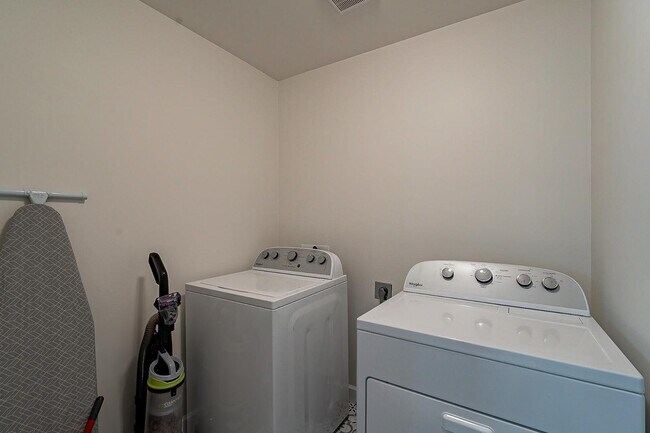 Building Photo - 7535 E Princeton Ave