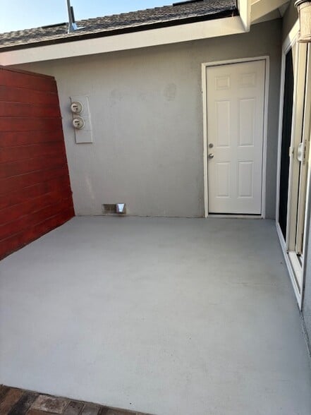 Building Photo - 275 Mesa Dr