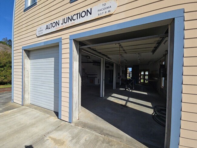Building Photo - 2754 Van Duzen St