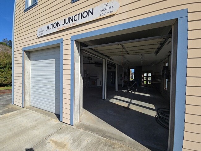 Building Photo - Distinctive Alton home offers charming living opportunity!