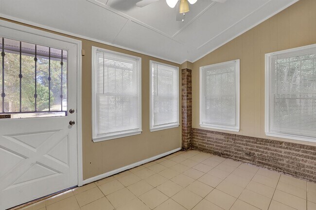 Building Photo - Beautiful, Newly Renovated 5 Bed 2 Bath si...