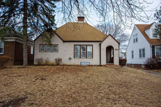 Building Photo - Cute 1 Bedroom / 1 Bath Home with Fenced i...