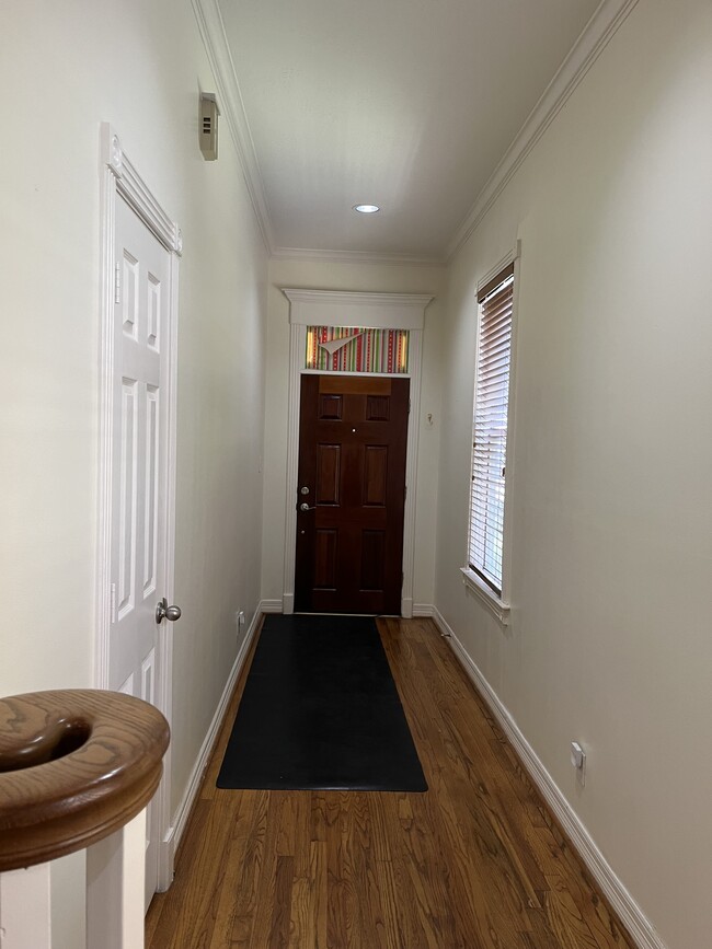 Building Photo - 6855 Bellgreen Dr