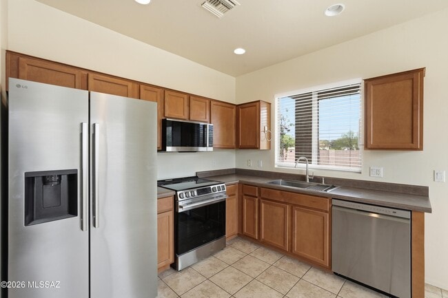 Building Photo - 584 N Highlands Grove Ln