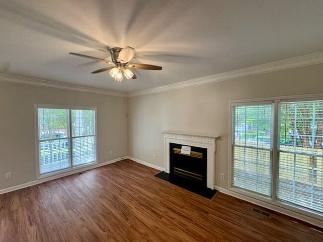 Building Photo - Stylish Living on a Cul-de-Sac in The Poin...