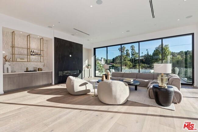 Building Photo - 16879 Mooncrest Dr