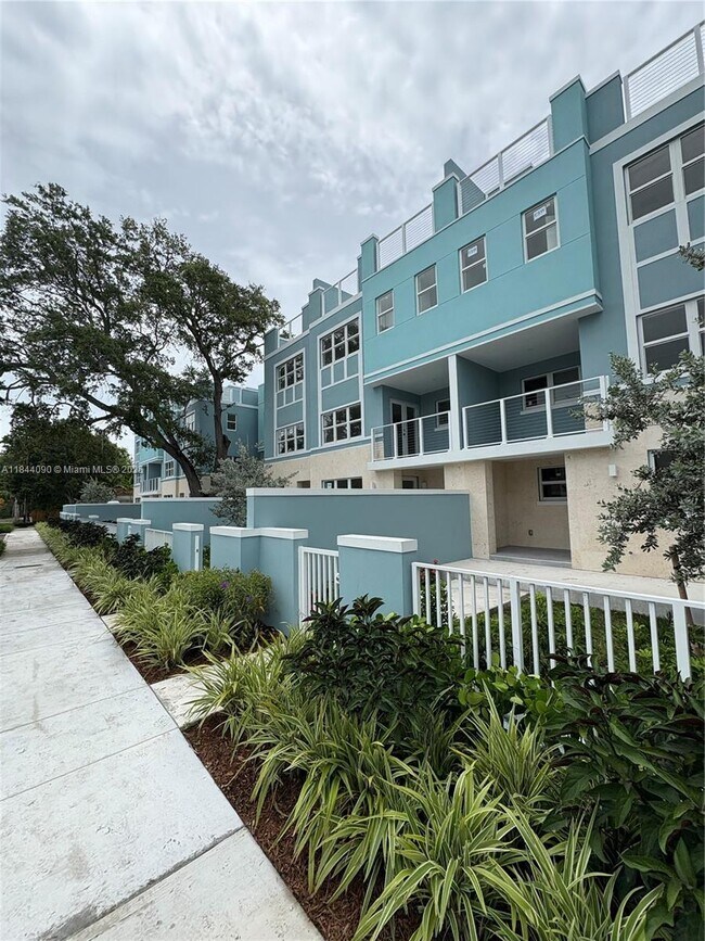 Building Photo - 824 SE 12th Ct