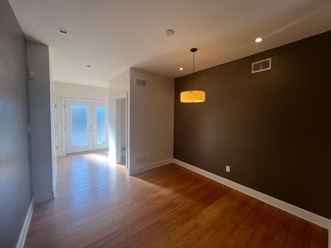 Building Photo - Beautiful 4 Bedroom/ 2.5 Bath with Integra...