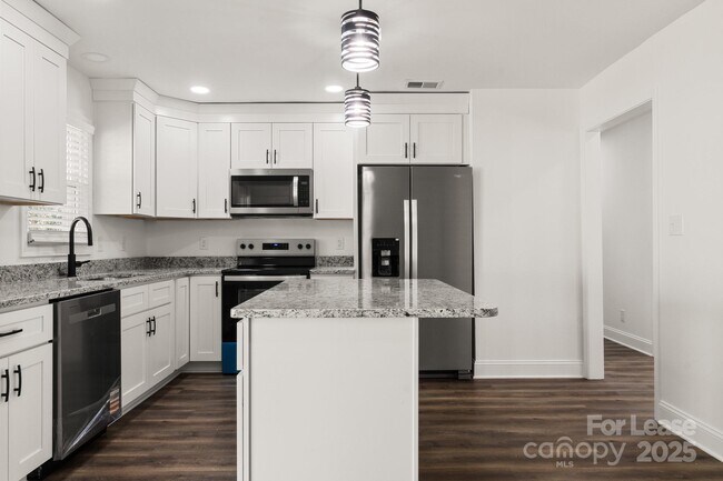 Building Photo - 815 Sharon Dr