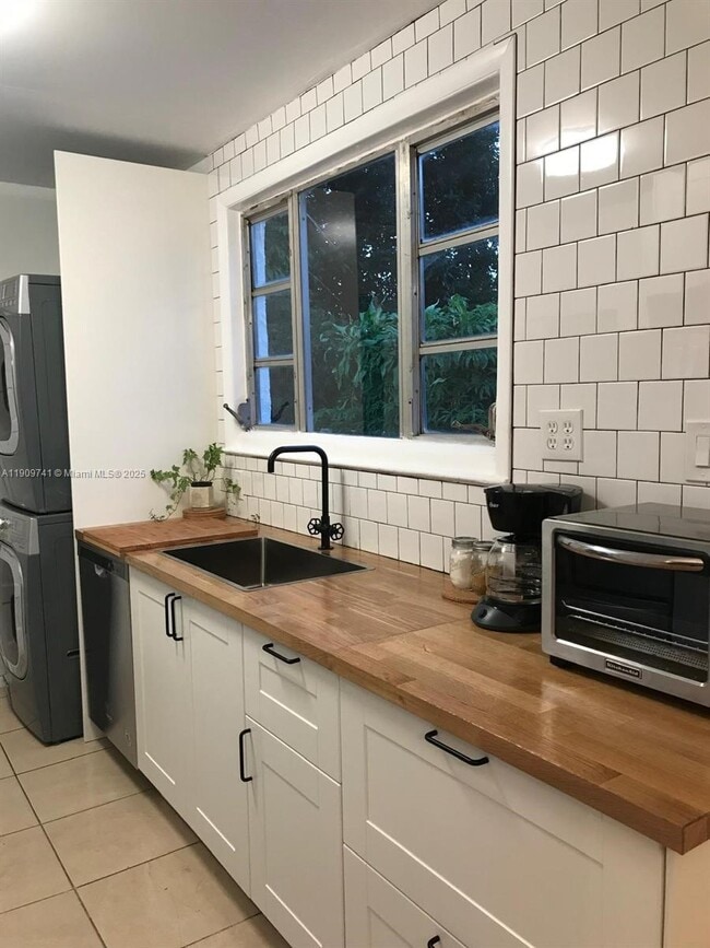 Building Photo - 1860 SW 17th Terrace