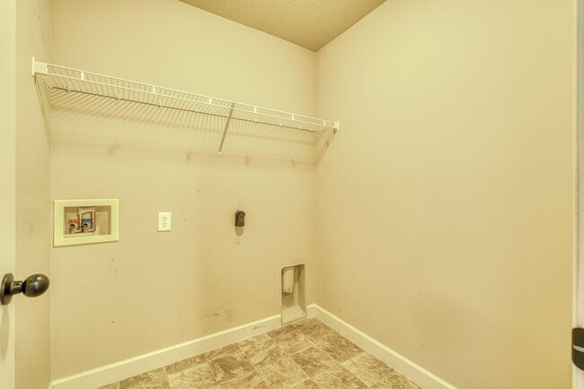 Building Photo - 707 Bankston Dr