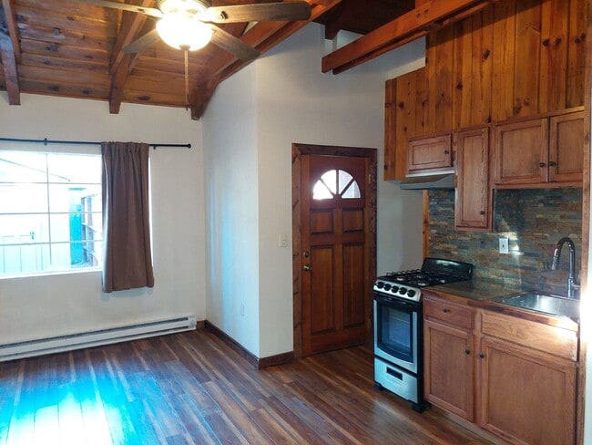 Building Photo - Cute pet friendly duplex studio Available 4/6/26 for viewing and renting in the Al Tahoe neighbor...