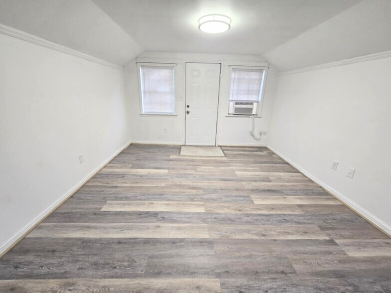 Primary Photo - 1025 Madison St